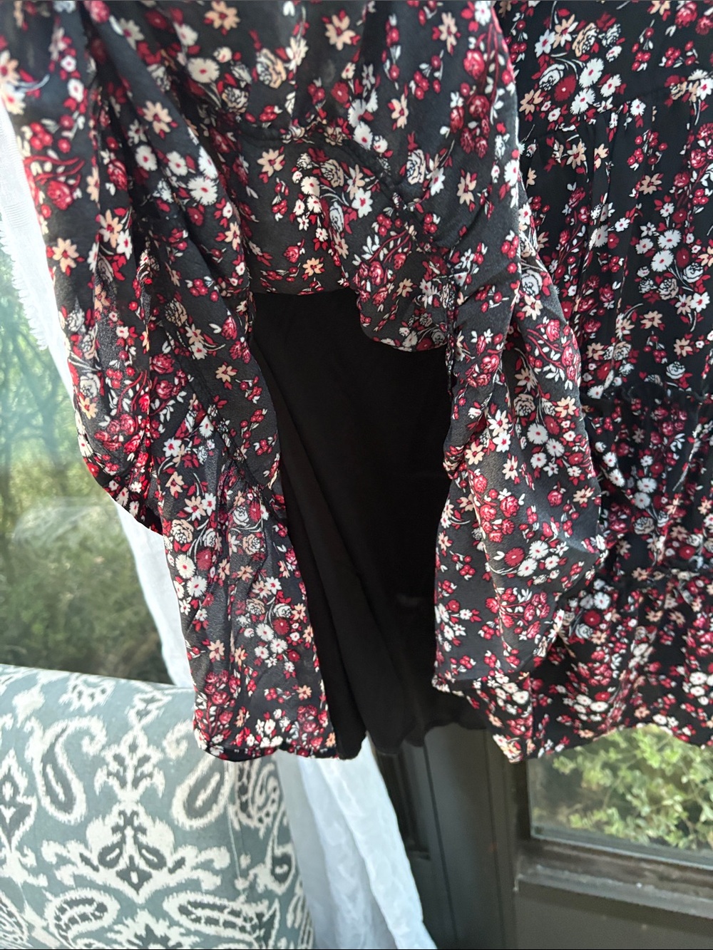 Floral Puff-Sleeve Tiered Mini Dress in Black and Red - Picture 2 of 6